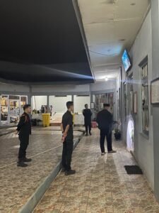 Kalapas Troling Malam Pastikan Keamanan Lapas Narkotika Karang Intan Tetap Kondusif