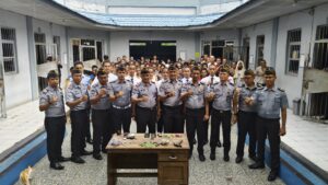 Lapas Narkotika Karang Intan Gelar Rapat Tindak Lanjut Arahan Dirjenpas dan Laksanakan Penggeledahan Rutin Blok Hunian