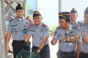 Dukung Ketahanan Pangan, Kalapas Narkotika Karang Intan Tinjau Budidaya Lobster Air Tawar