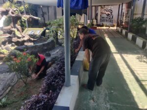 Warga Binaan Lapas Narkotika Karang Intan Laksanakan Perawatan Taman Giatja, Latih Kepedulian dan Keterampilan Lingkungan