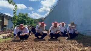 Kalapas Narkotika Karang Intan Tinjau Perdana WAE 2, Tanam Bibit Jagung Bersama Jajaran Sebagai Dukungan Ketahanan Pangan