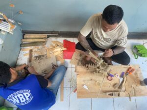 Kreativitas Tanpa Batas, Warga Binaan Lapas Narkotika Karang Intan Hasilkan Miniatur dari Bambu