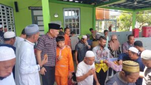 Hangatnya Kebersamaan: Kalapas Narkotika Karang Intan Berbagi Pisang Goreng dan Kopi Usai Salat Jumat