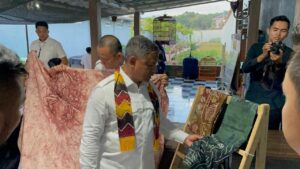 Direktur Tekforma Ditjenpas Beri Apresiasi atas Kreativitas Produksi Sasirangan dan Konveksi di WAE 2 Lapas Narkotika Karang Intan