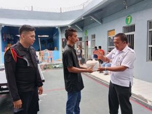 Lapas Narkotika Karang Intan Dukung Rutinitas Yasinan Serentak Lewat Pembagian Buku Yasin