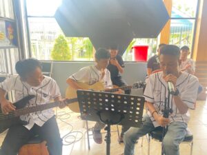 Penuh Warna dan Makna, Diamond Band Lapas Karang Intan Ceriakan Suasana Kunjungan