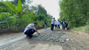 Lapas Narkotika Karang Intan Laksanakan Pengabdian IMIPAS untuk Negeri melalui Perbaikan Jalan Akses Warga dan Petugas