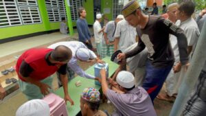 Pererat Kebersamaan, Kalapas Karang Intan Berbagi Hidangan Jumat Berkah di Masjid At-Taubah