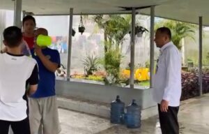 Tingkatkan Kenyamanan Warga Binaan, Kalapas Narkotika Karang Intan Cek Blok Hunian dan Salurkan Gayung Kebersihan